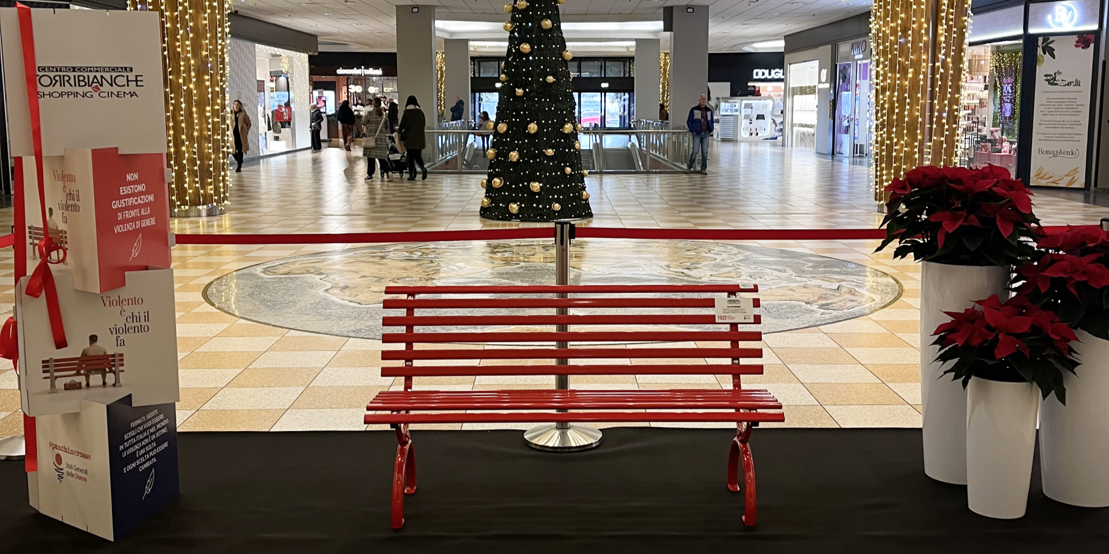 “VIOLENTO È CHI IL VIOLENTO LO FA”, IL CENTRO COMMERCIALE TORRI BIANCHE INAUGURA LA PANCHINA ROSSA